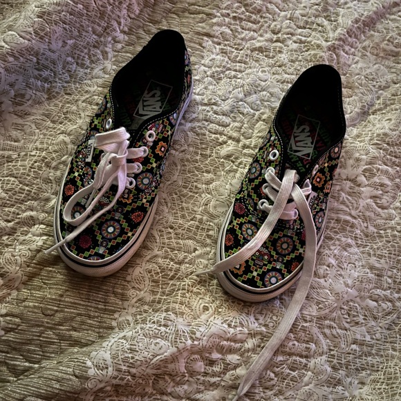 VANS - Picture 1 of 4